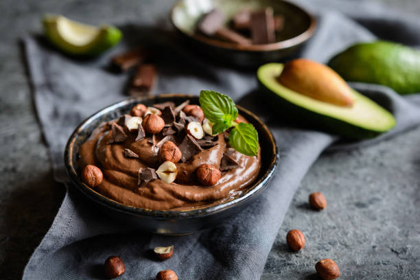 сырой шоколадный мусс из авокадо с фундуком - avocado brown стоковые фото и изображения