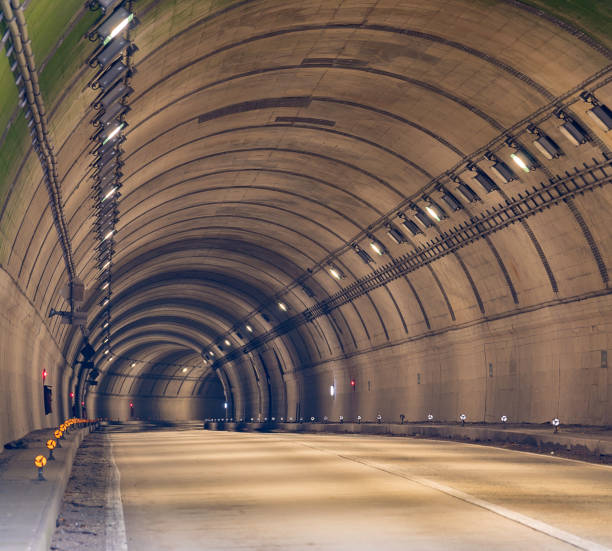 туннель-роуд - night tunnel indoors highway стоковые фото и изображения