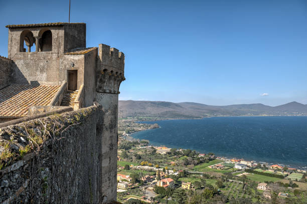 vista del lago de bracciano de las paredes del castillo de orsini - bracciano fotografías e imágenes de stock