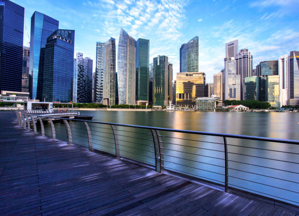 paisaje urbano singapur con moderno edificio en marina bay - merlion singapore marina bay lighting equipment fotografías e imágenes de stock