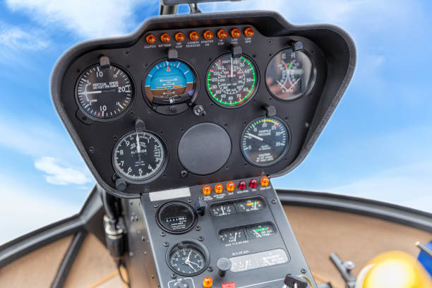 le panneau de tableau de bord dans un cockpit d’hélicoptère - helicopter cockpit airplane speedometer photos et images de collection