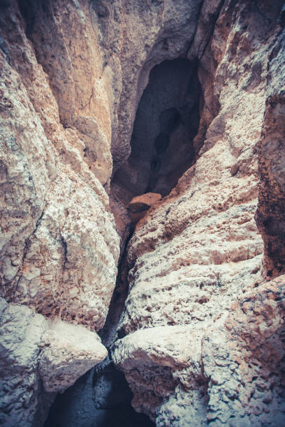 wadi al shab rock formacji w omanie - oasis wadi al shab valley canyon zdjęcia i obrazy z banku zdjęć