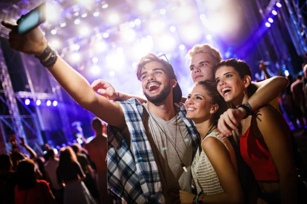 glückliche freunde nehmen selfie beim musikfestival - music women disco joy stock-fotos und bilder