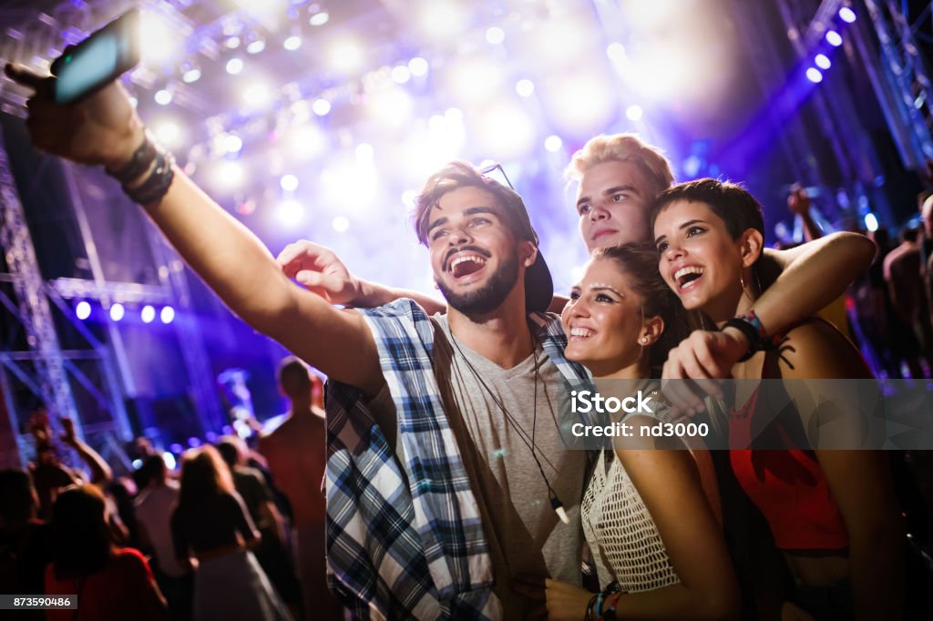 Amigos felices tomando selfie en festival de música - Foto de stock de Fiesta libre de derechos