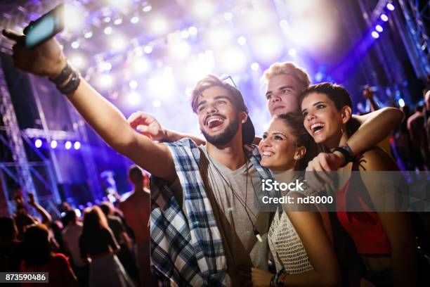 Photo libre de droit de Heureux Amis Prenant Selfie Au Festival De Musique banque d'images et plus d'images libres de droit de Fête - Fête, Festival de musique, Adolescent