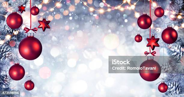 Rot Weihnachten Kugeln Hängen Mit Verschneiten Tannenzweigen Und Lichterketten Stockfoto und mehr Bilder von Weihnachten