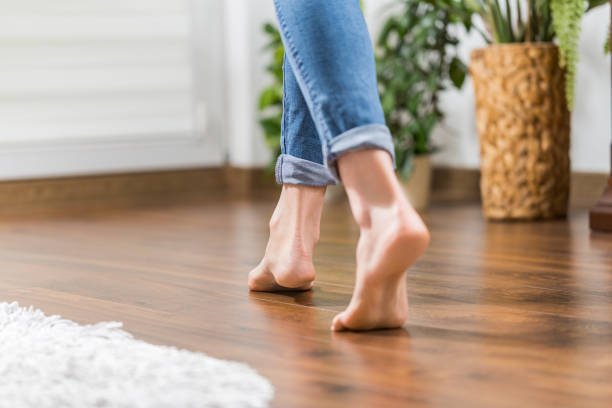 warme vloer - het concept van vloer verwarming en houten panelen. - woman foot stockfoto's en -beelden