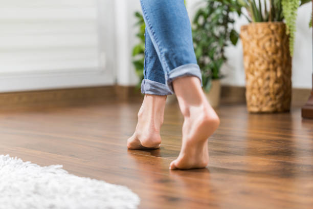 chão quente - o conceito de painéis de madeira e aquecimento de piso. - floor - fotografias e filmes do acervo