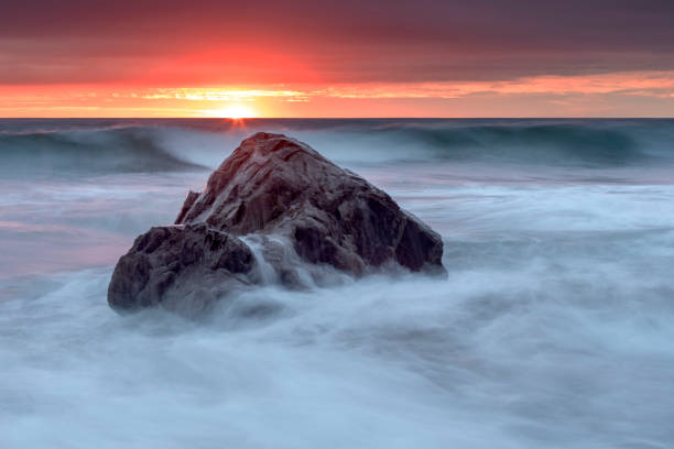 bude, cornwall, vereinigtes königreich bei sonnenuntergang, schöne seelandschaft, meer gegen die felsen - devon north devon sunset multi colored stock-fotos und bilder