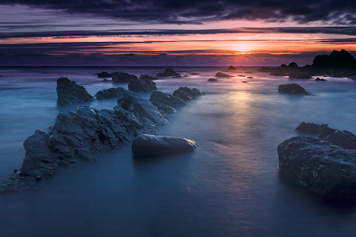 Bude, Cornwall, Reino Unido en el atardecer, hermoso paisaje marino, mar contra las rocas photo