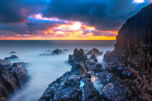 bude, cornwall, vereinigtes königreich bei sonnenuntergang, schöne seelandschaft, meer gegen die felsen - devon north devon sunset multi colored stock-fotos und bilder