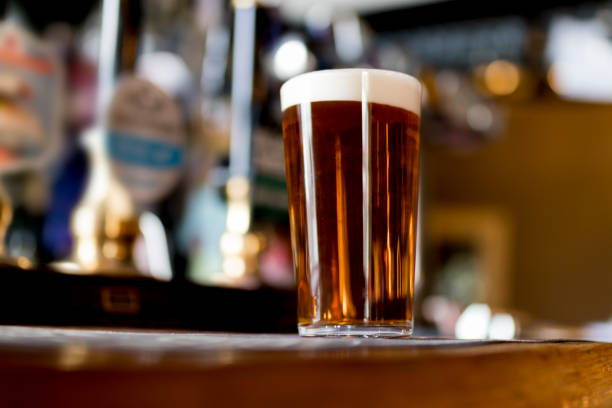 pinta de cerveza real en la barra de un pub inglés tradicional - english pub fotografías e imágenes de stock