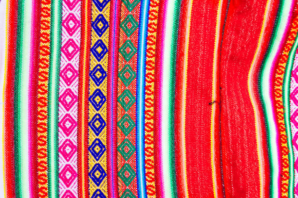 zbliżenie makro kolorowej tkaniny ręcznie z peruwiańskimi motywami - 2781 zdjęcia i obrazy z banku zdjęć