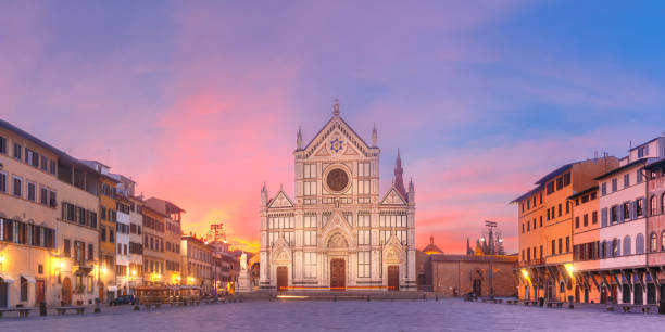 basilica di santa croce all'alba, firenze italia - piazza di santa croce foto e immagini stock