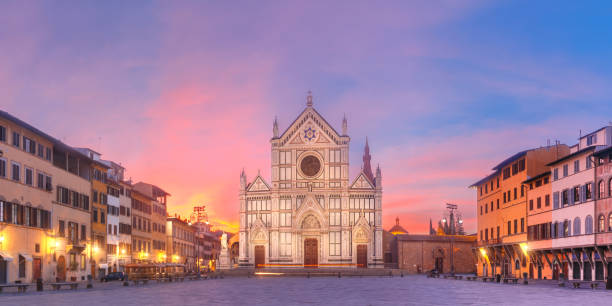 バシリカ ・ ディ ・日の出、フィレンツェのサンタ ・ クローチェ - piazza di santa croce ストックフォトと画像