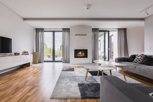 elegante sala de estar con chimenea - wide house luxury residential structure fotografías e imágenes de stock