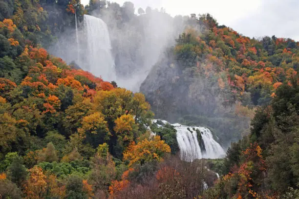 Photo of marmore waterfall in autumn