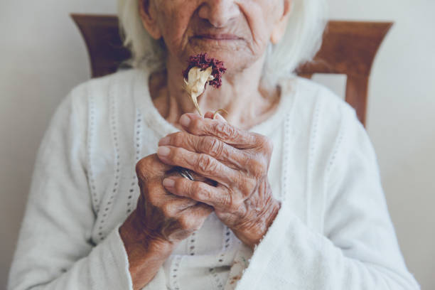 年配の女性とドライの花 - 114 ストックフォトと画像