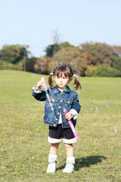 istock Japanese girl (3 years old) playing with bubble 873650460