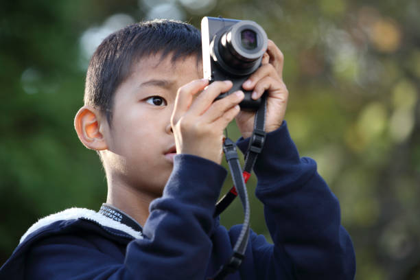 istock Japanese boy taking a picture (second grade at elementary school) 873657790