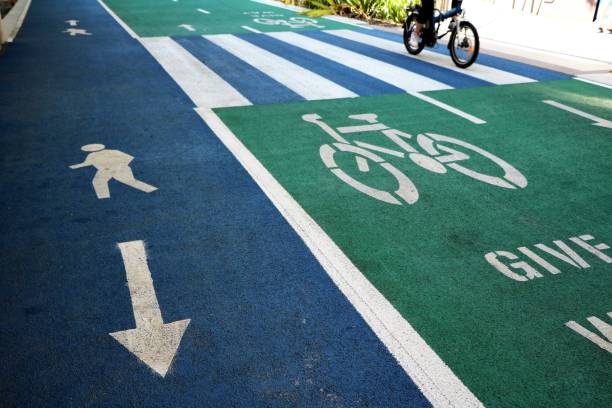 chemin de sentier et vélo à brisbane, queensland australie - bicycle sign symbol bicycle lane photos et images de collection