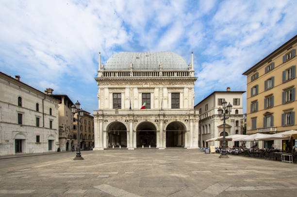 piazza loggia w brescii, włochy - architecture blue colonnade column zdjęcia i obrazy z banku zdjęć