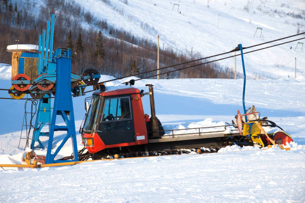 snowcat (ratrack) machine à la station de ski abandonnée (piste de ski).  russie, massif des khibiny. - home damage photos et images de collection