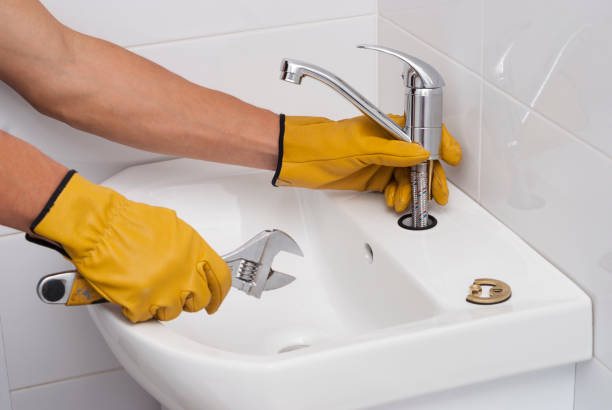 klempner installiert einen neuen wasserhahn - plumber bathroom repairing faucet stock-fotos und bilder