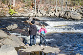 jungen-und-m%C3%A4dchen-spielen-auf-felsen-%C3%BCber-st-charles-river-in-quebec-city-tags%C3%BCber-im-herbst.jpg?b=1&s=170x170&k=20&c=DvD4H9ARPZgGnvHyQK2waVmFrr3kD6kOyeQIjDhHQIQ=