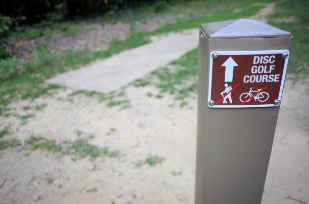 istock Close up of disc golf course sign 873731414