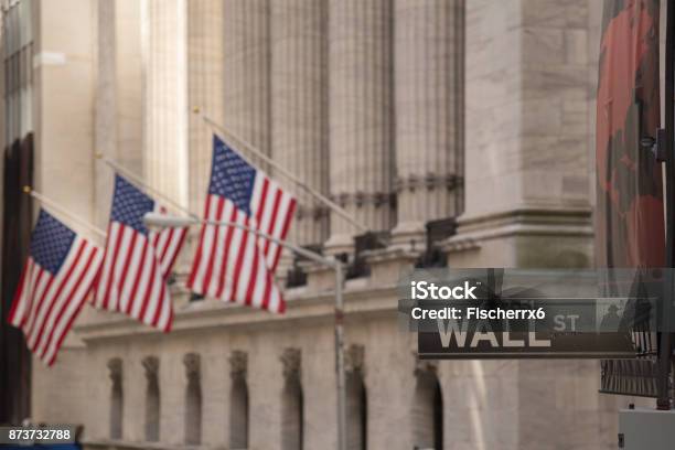 Знак Уоллстрит — стоковые фотографии и другие картинки Уолл-Стрит - Уолл-Стрит, Фондовый рынок и биржа, США