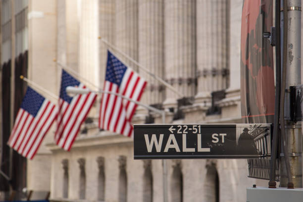 istock Wall street sign with flags 873733240