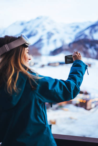 joven mujer practicante de snowboard - snowboarding snowboard teenager red fotografías e imágenes de stock