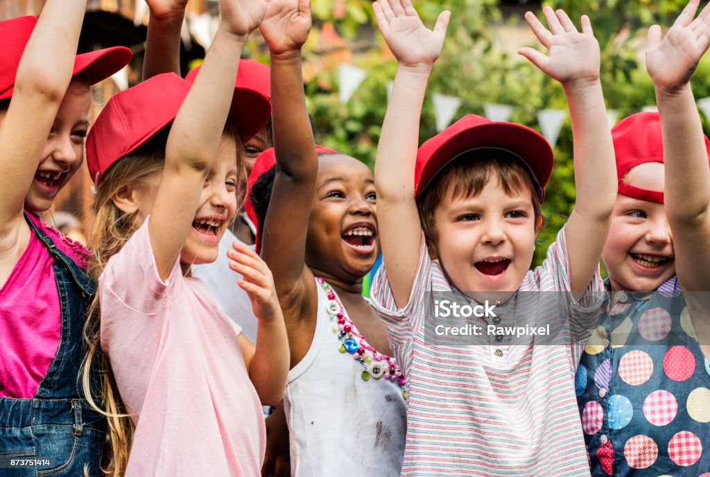 Gruppe von Kinder Schule Freunde Hand hob Glück Lächeln lernen - Lizenzfrei Kind Stock-Foto