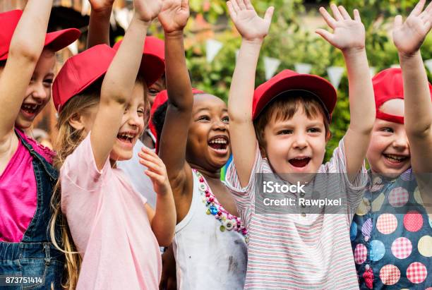 Gruppe Von Kinder Schule Freunde Hand Hob Glück Lächeln Lernen Stockfoto und mehr Bilder von Kind