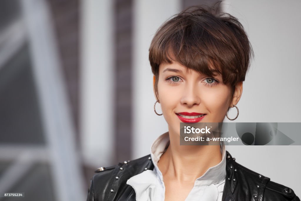 Glückliche junge Mode Frau in Leder-Jacke, die zu Fuß in die Stadt Straße - Lizenzfrei Kurzes Haar Stock-Foto