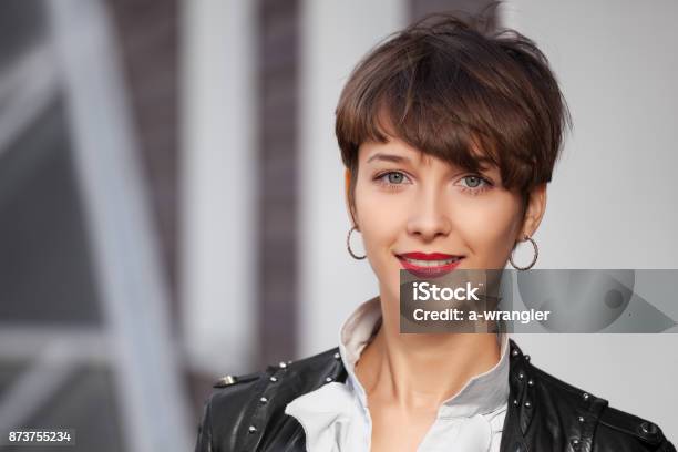 Glückliche Junge Mode Frau In Lederjacke Die Zu Fuß In Die Stadt Straße Stockfoto und mehr Bilder von Kurzes Haar