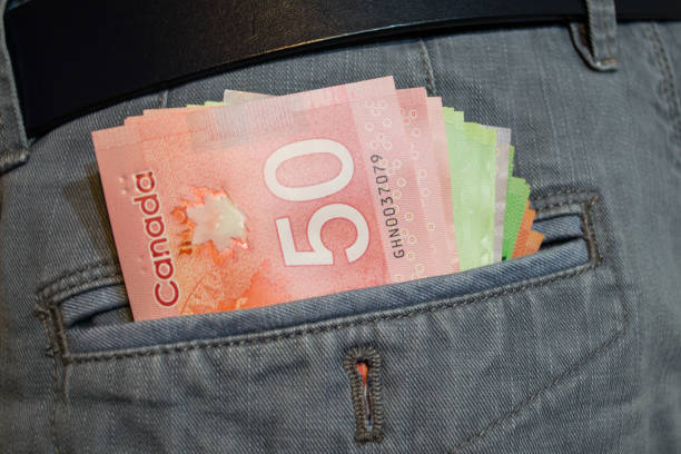 канадские доллары в кармане - canadian culture canadian currency canadian dollars currency стоковые фото и изображения