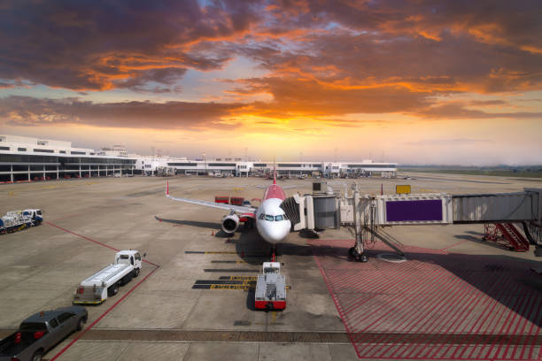 avion prêt pour l’embarquement dans un aéroport hub au coucher du soleil - sheremetyevo photos et images de collection