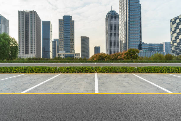 parcheggio vuoto con sfondo spazio centro città - downtown district skyline skyscraper asphalt foto e immagini stock