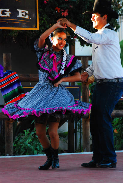 un couple montre une danse traditionnelle mexicaine - old town san diego california mexican culture people photos et images de collection