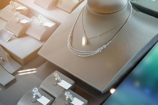 diamant juwelier mit ringe und halsketten luxus einzelhandel shop schaufenster - jewelry shopping store diamond stock-fotos und bilder