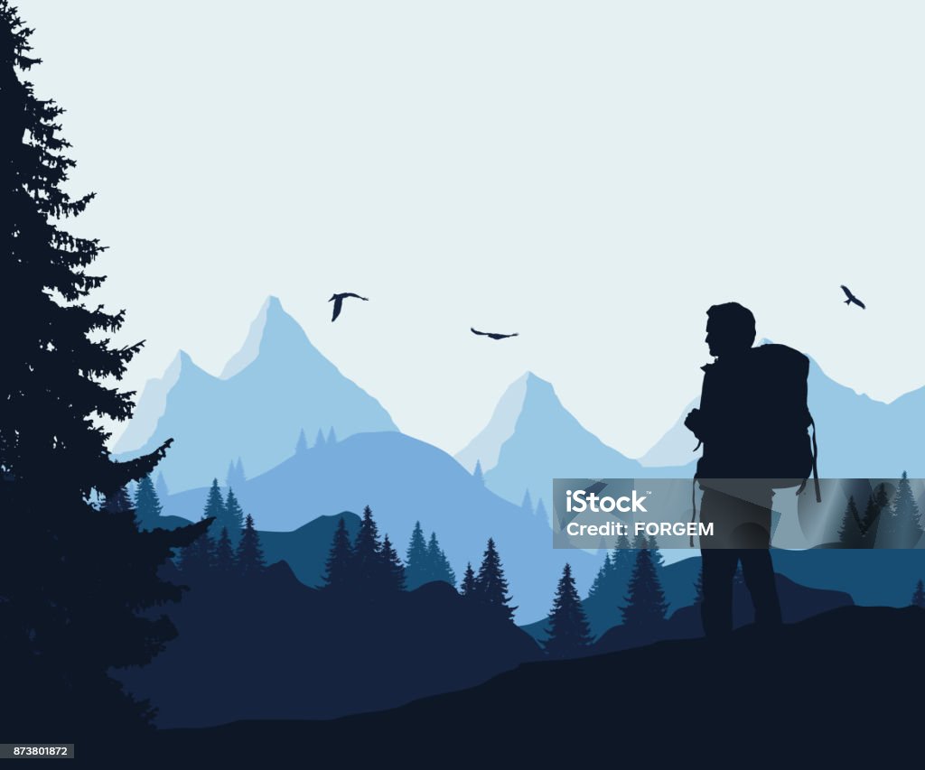 Ilustración vectorial de un paisaje de montaña con un bosque y aves voladoras y un turista bajo el cielo azul-gris - arte vectorial de Excursionismo libre de derechos