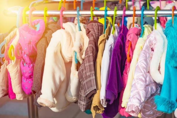 cremalheira de jaquetas de bebê e crianças exibido no mercado ao ar livre do gancho para venda. - child clothing arrangement hanger - fotografias e filmes do acervo