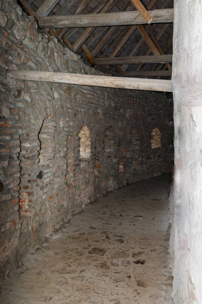 passage sous le toit, entre les murs de protection dans le prejmer église fortifiée de prejmer ville en roumanie - prejmer fortress photos et images de collection