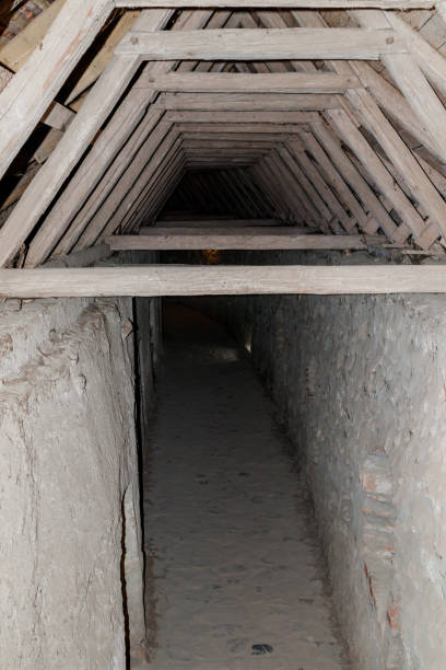 passage sous le toit, entre les murs de protection dans le prejmer église fortifiée de prejmer ville en roumanie - prejmer fortress photos et images de collection