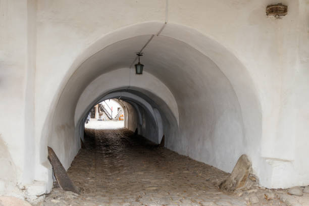 um túnel na parede protetora entre o pátio interior e exterior do prejmer igreja fortificada na cidade de prejmer na roménia - prejmer fortress - fotografias e filmes do acervo