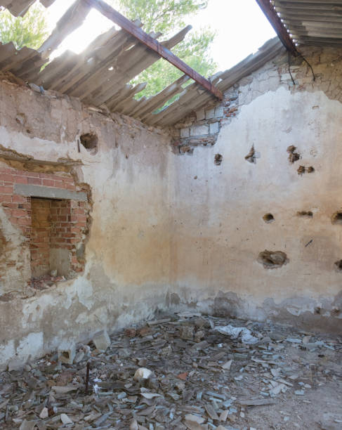 istock Abandoned house in Greece 873810562