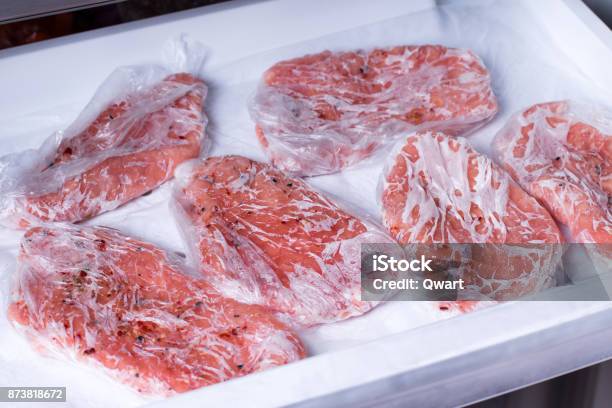 Foto de Bife De Carne De Porco Cru Congelado Pescoço Costeletas e mais fotos de stock de Carne