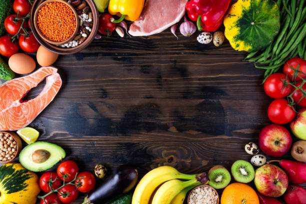배경 건강 한 음식입니다. 신선한 야채, 과일, 고기와 물고기 나무 테이블에. 건강 식품, 다이어트 및 건강 한 생활 개념입니다. 상위 뷰 - leaf vegetable planning food healthy eating 뉴스 사진 이미지